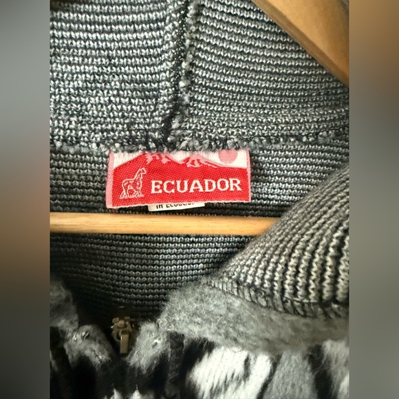 TUNTAQUIMBA VTG Wolf Native American Wool Jacket Hoodie Hand Knit Ecuador Medium - Picture 9 of 9